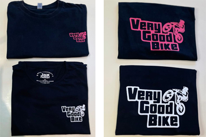 T-shirt bleu marine avec logo rose et blanc